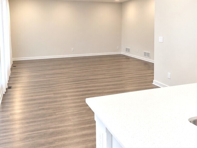 Building Photo - 13725 Sanibel St