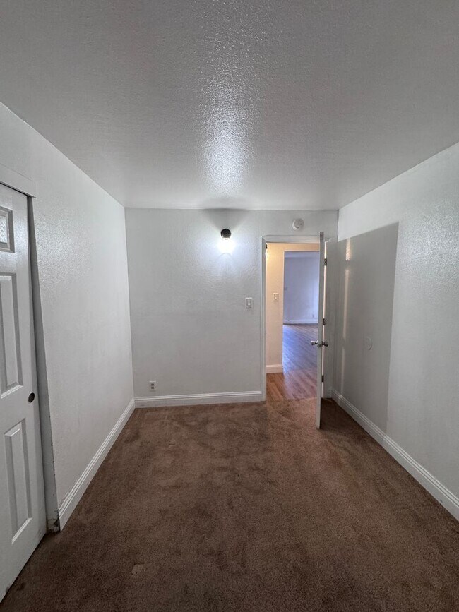 Building Photo - 761 Shepherd Ave