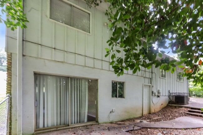 Building Photo - 2410 Ridgeway Dr
