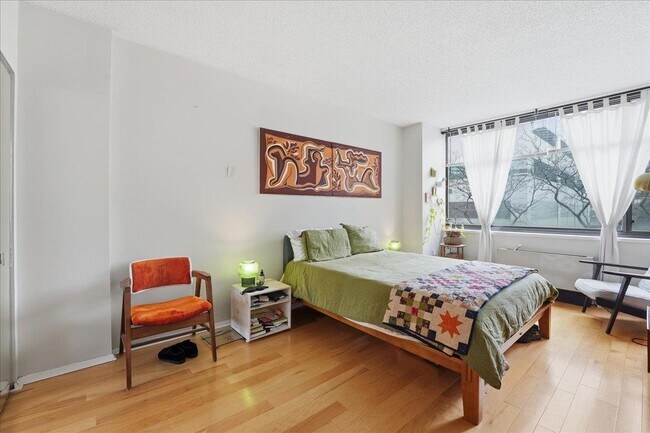 Building Photo - 45 River Dr S