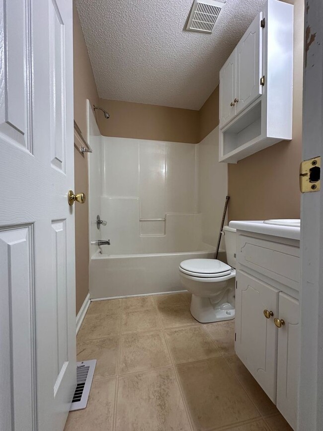 Building Photo - Foxchase Subdivision:  MOVE IN READY!!!!    1/2 OFF 1ST MONTH RENT W/12 MONTH LEASE!!  NEW CARPET...