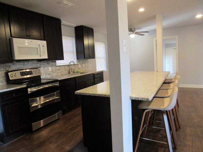 Building Photo - Contact Peggy 501 676 1758