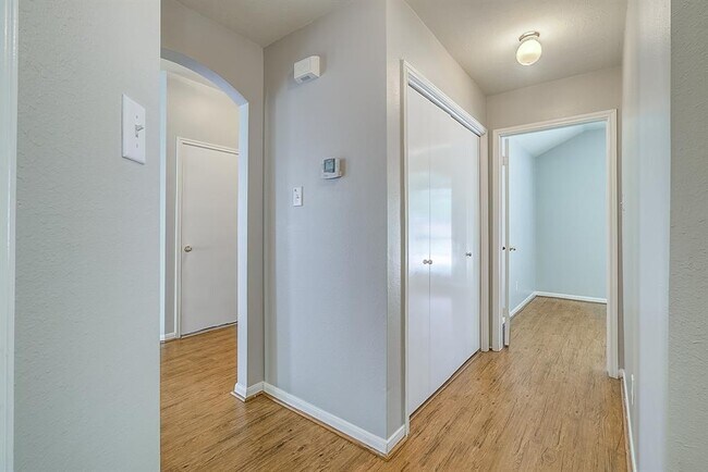 Building Photo - 4826 Linden Pl