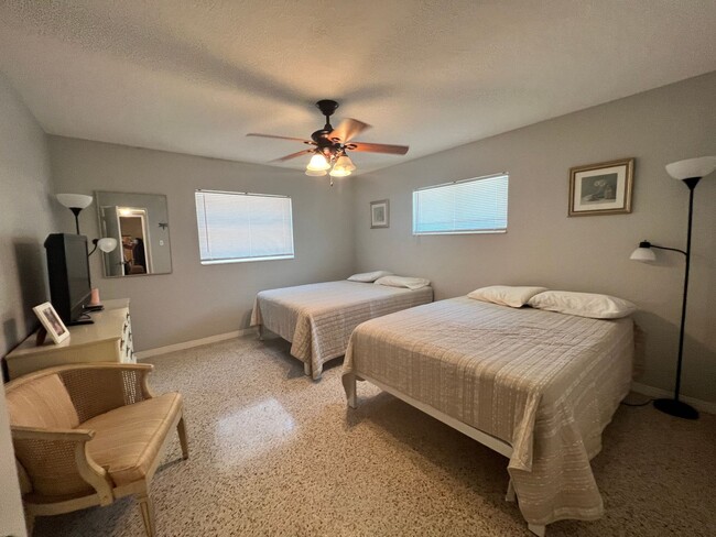 Building Photo - Annual lease - Gulfport 2/1.5 FURNISHED Home