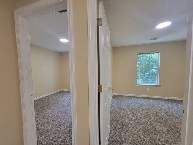 Building Photo - Save Time - Save Money - Beautiful Townhome - New Carpet