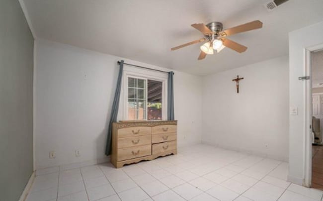Building Photo - Up-Dated 3 Bedroom 1.5 Baths Centrally Loc...