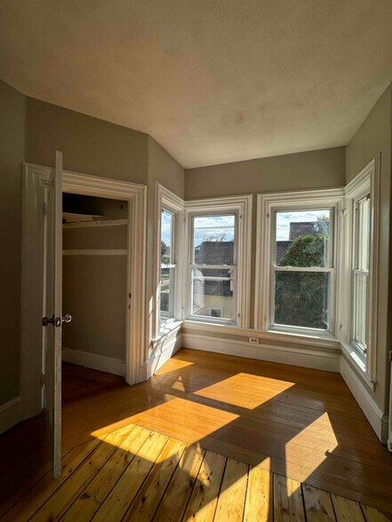 Building Photo - 18 Florence St