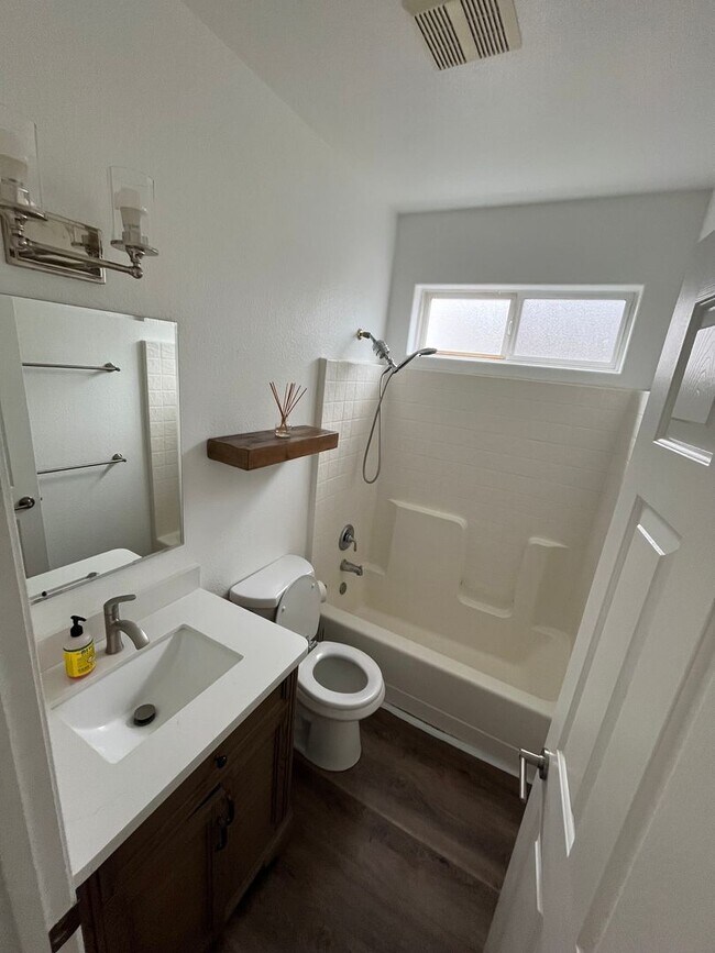 Building Photo - Well-maintained 3-bedroom, 2-bath home