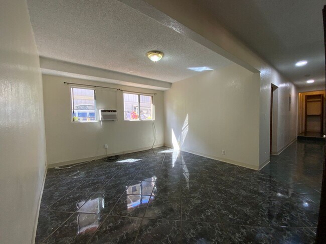Building Photo - T1171