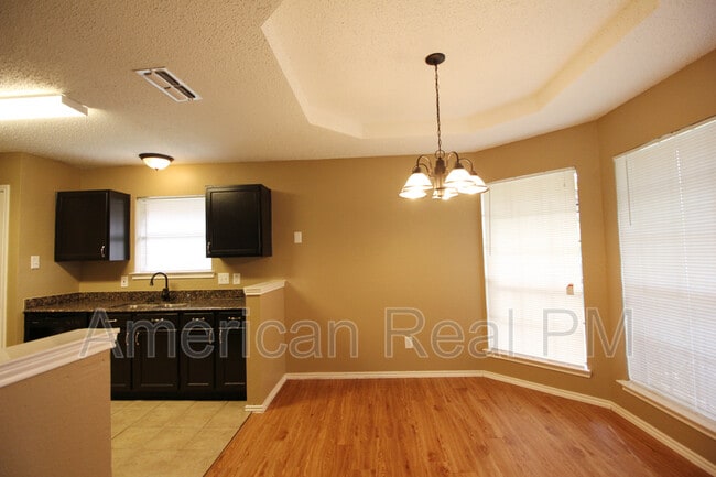 Building Photo - 2622 Hartford Ln