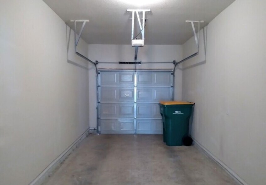 Building Photo - 8704 Vista de Nubes