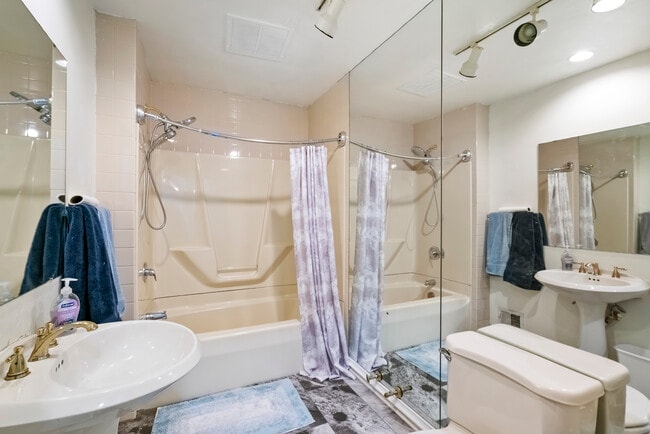 Building Photo - 2120 E Carson St