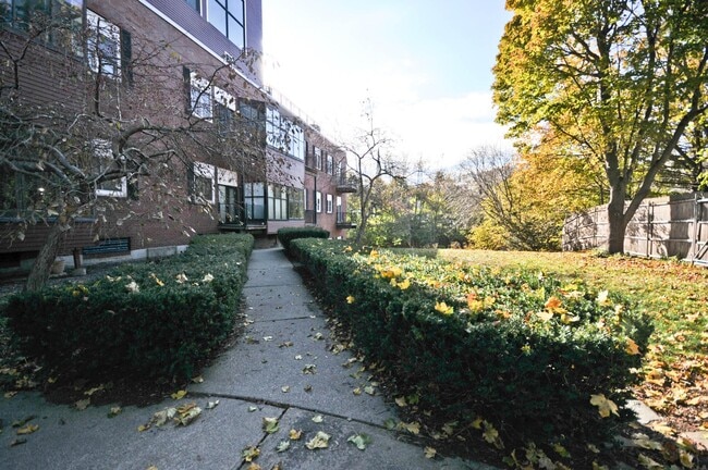 Courtyard - 112 Franklin St