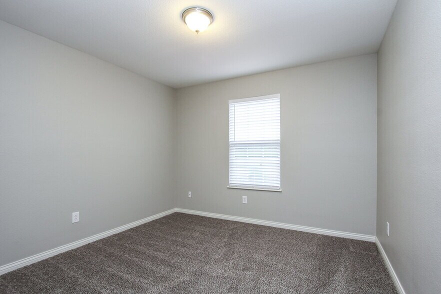 Building Photo - 9016 Hosta Way