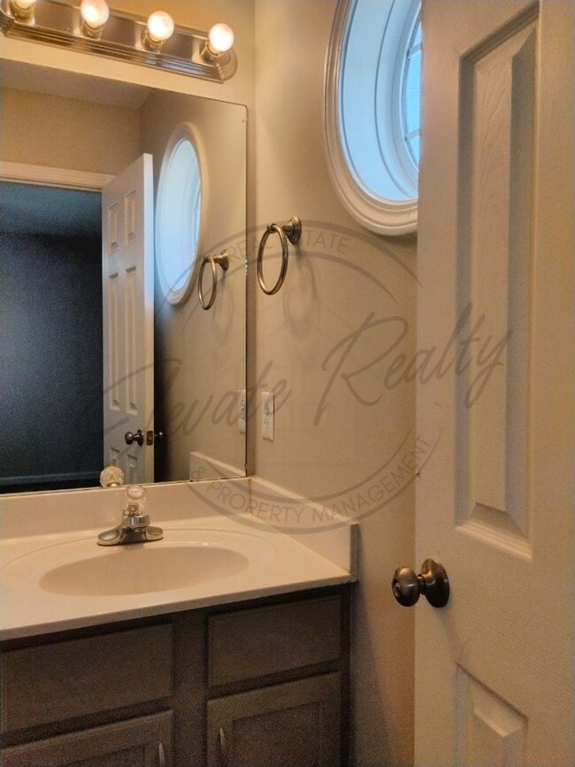 Building Photo - ON SPECIAL! Charming 3 Bedroom Ranch in Cl...