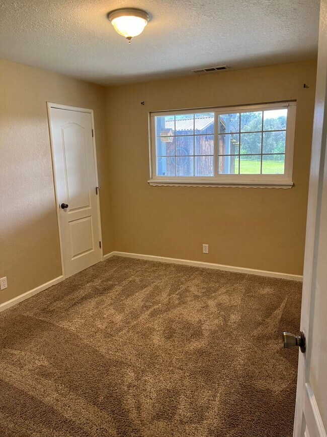 Building Photo - Beautiful Foothil Views Available Now!