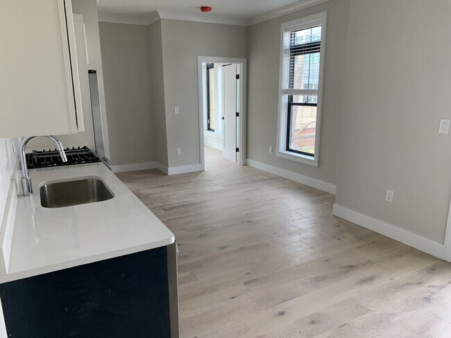 Building Photo - 165 Everett St