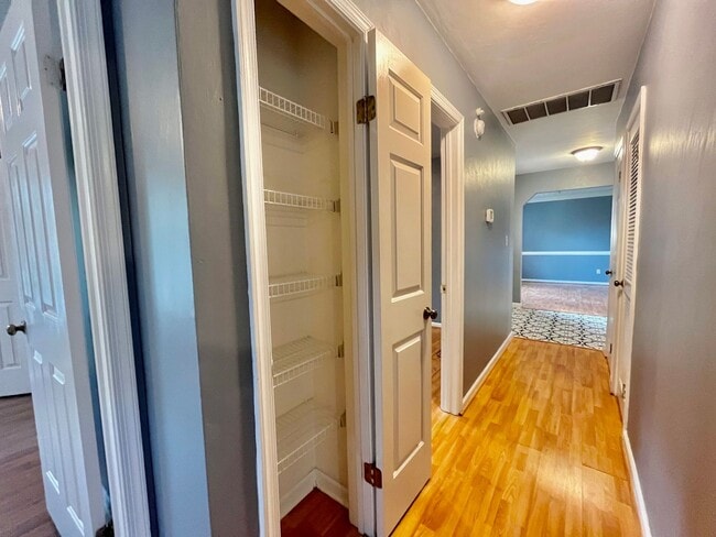 Building Photo - Spacious 3 bedroom, 2 bath property on ove...