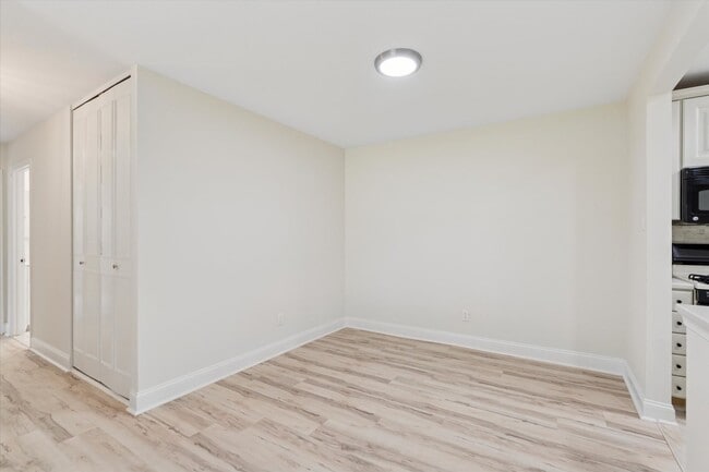 Building Photo - Fully Renovated 2B/2B unit in Old Forge Cr...