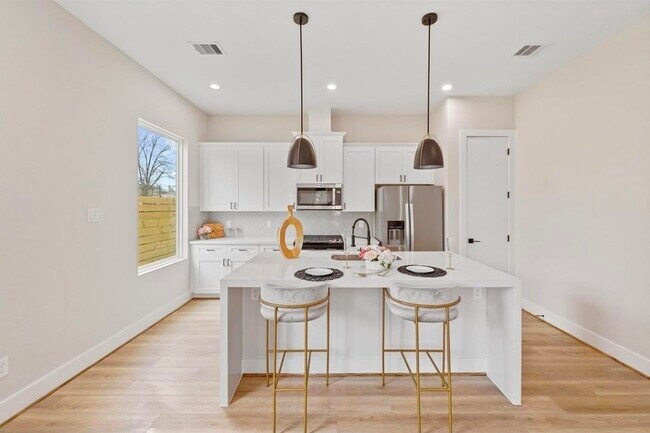 Building Photo - 835E Dorchester St