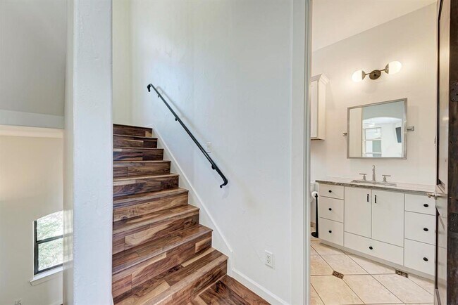 Building Photo - 13803 Lakeview Dr