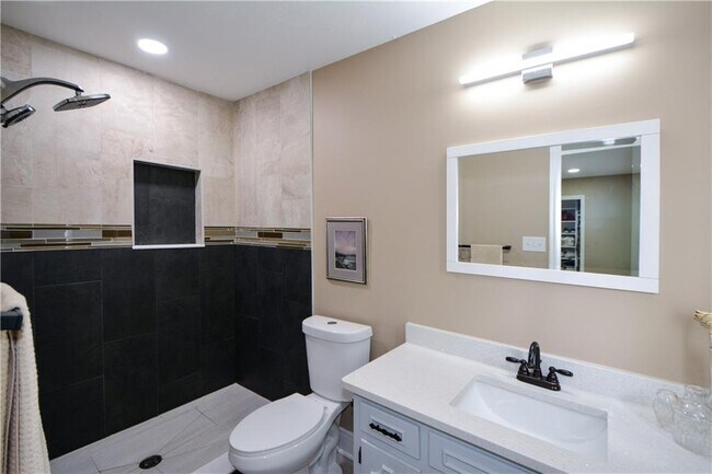 Building Photo - 643 Navarre Dr