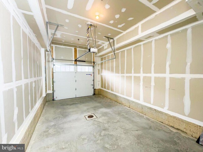 Building Photo - 10001 -B American Pharoah Ln