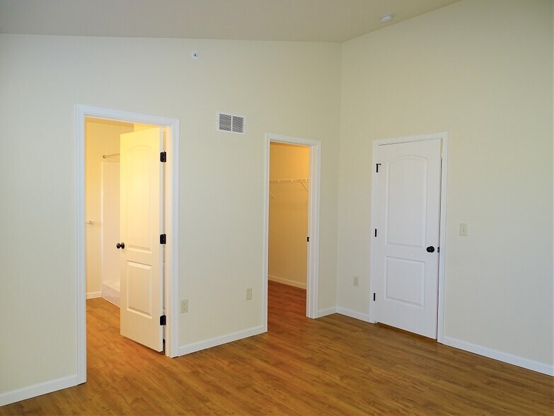 Building Photo - 345 Cedar Holw