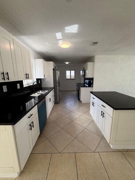 Building Photo - 6230 NW 18th Ct