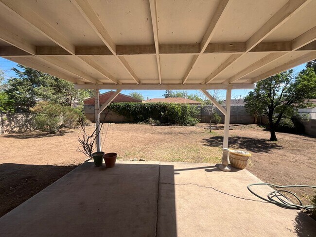 Building Photo - Quaint 3 Bedroom 2 Bathroom Home In The NE!