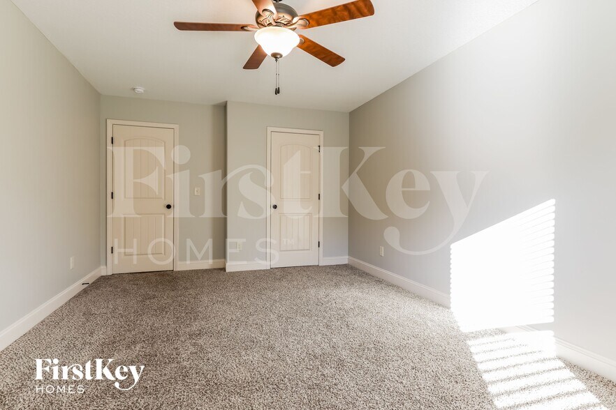 Building Photo - 1028 Lake Vista Dr