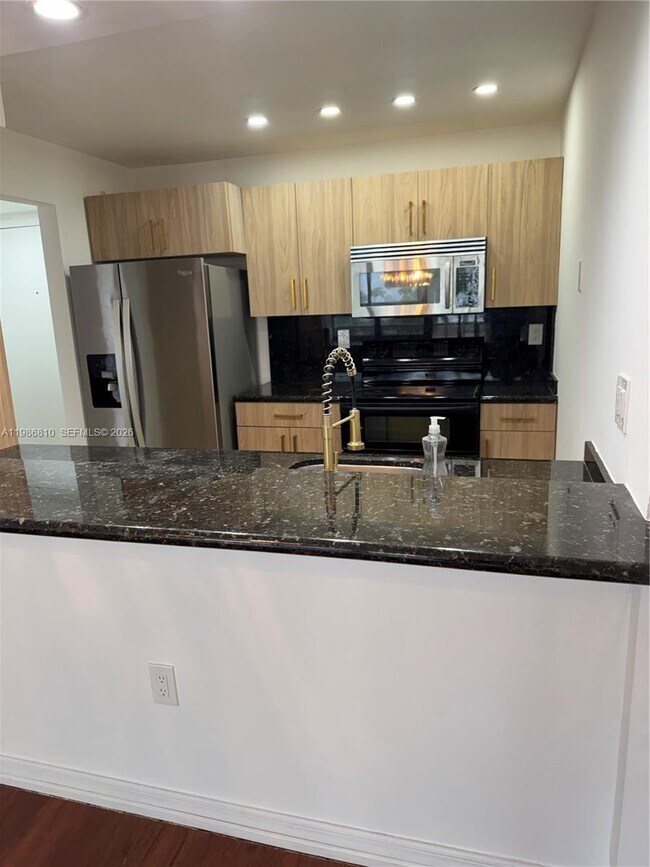 Building Photo - 600 NE 36th St