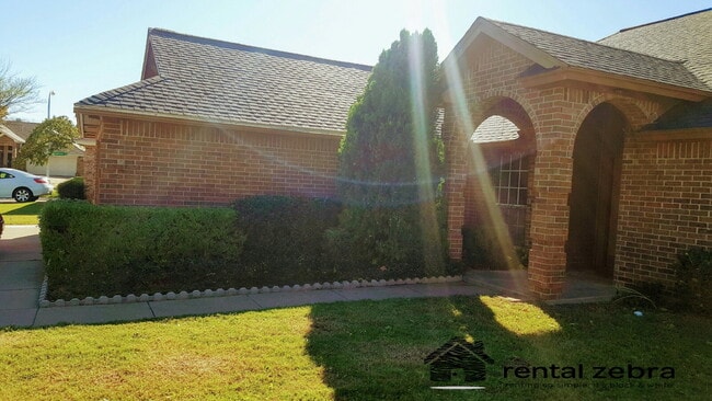 Primary Photo - $2095 North Fort Worth! FRESH RENOVATIONS,...