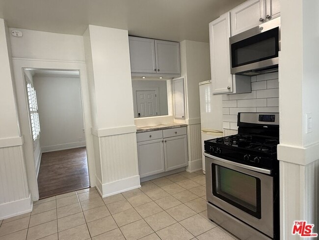 Building Photo - 1316 S Bundy Dr