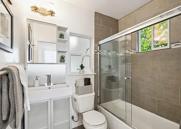 Building Photo - Renovated cottage on huge lot! This stylis...