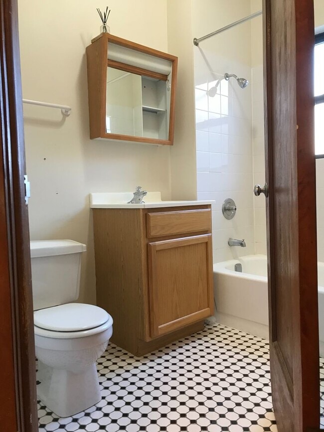 Building Photo - Beautiful Studio Apartment Available for Sublet March 1st