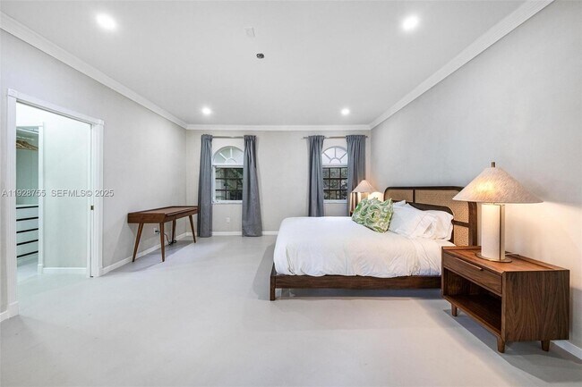 Building Photo - 1033 Almeria Ave