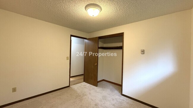 Building Photo - Cute 3 BD | 1.5 BA Home in Lake Oswego - Lake Access!