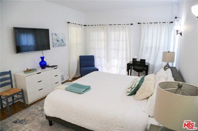 Building Photo - 601 Sweetzer Ave