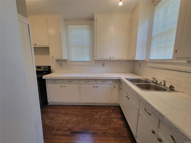 Building Photo - 2 Bedroom 1 Bath in Triplex in the Beautiful Garden District