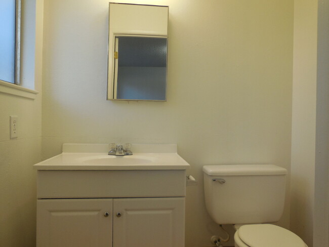 Building Photo - 3 Bedroom / 1.5 Bath House