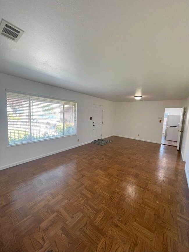 Building Photo - Nor Cal Realty, Inc - 3 bedroom 1 bath wit...