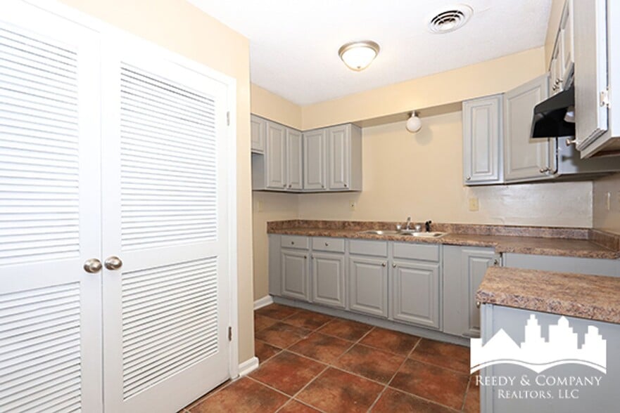 Building Photo - 3095 Normandy Dr