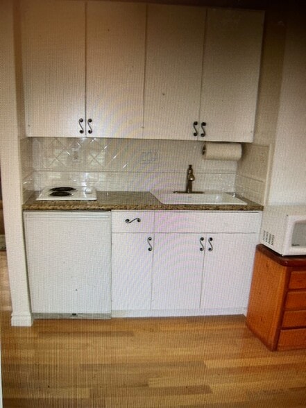 Kitchen/ront view - 410 S Barrington Ave