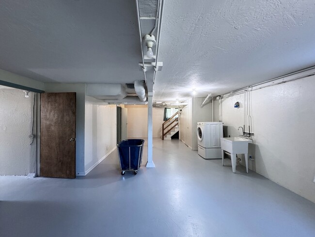 Building Photo - 540 Van Buren St