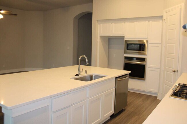 Building Photo - 3104 Armstrong Ave