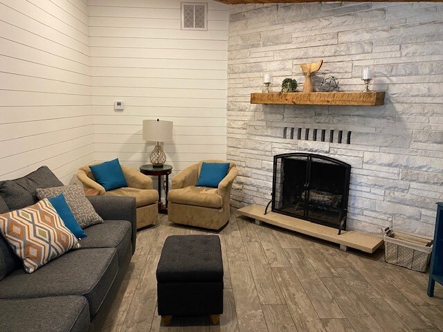 Extra seating - 7 Melville Ln