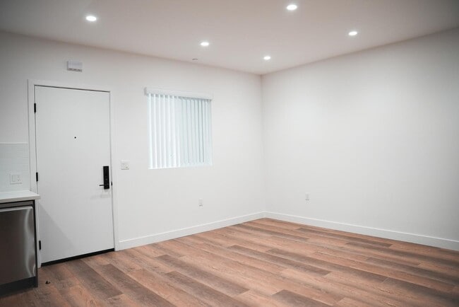 Building Photo - 8940 Reseda Blvd