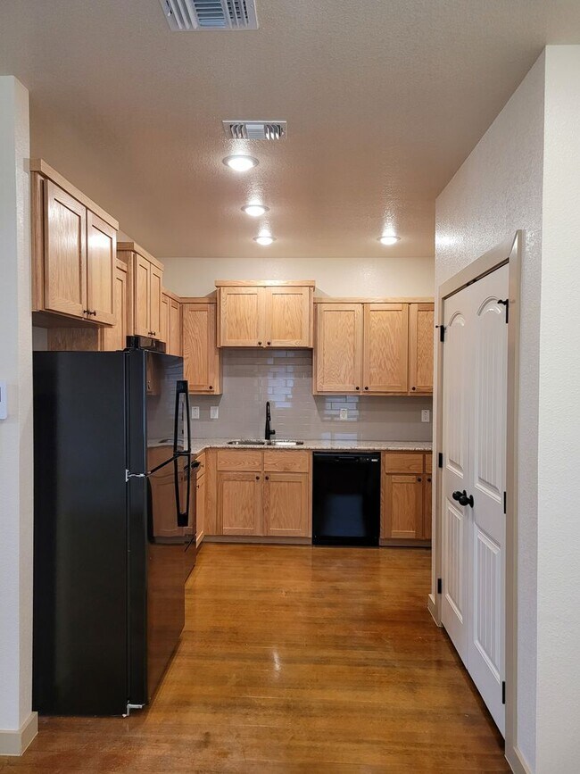 Building Photo - 1909-B Caspian Trail - Move in Ready!