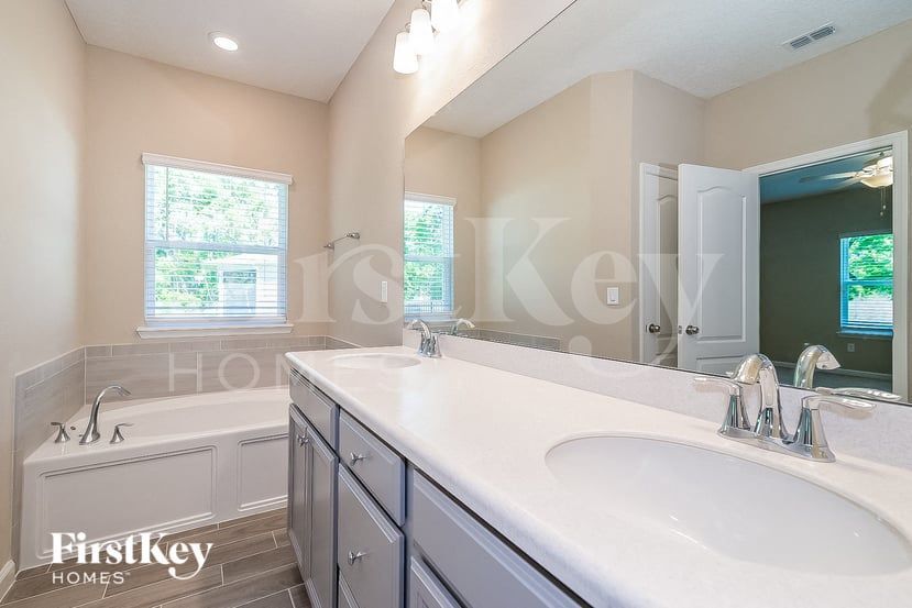 Building Photo - 10111 Roman Ln